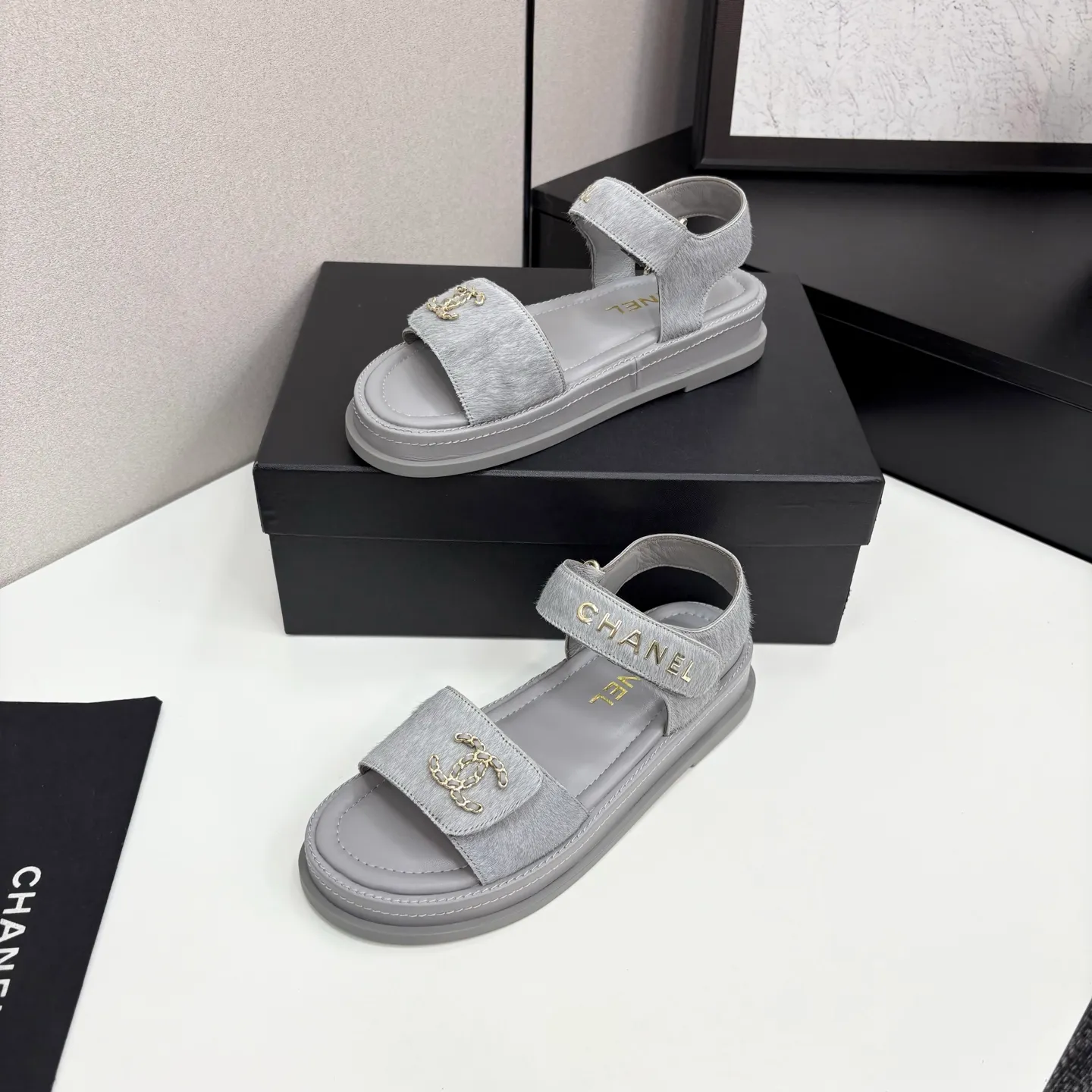 👟👟Ex-factory price 560👟👟Chanel Chanel's new early autumn thick-soled sandals are popular on catwalks on major social platforms. One of the most popular sandals at the moment. Soft and comfortable on the feet. Horsehair upper imported from Italy. Sheepskin feet. Original molded outsole Size: 35-40 (41 customized)
